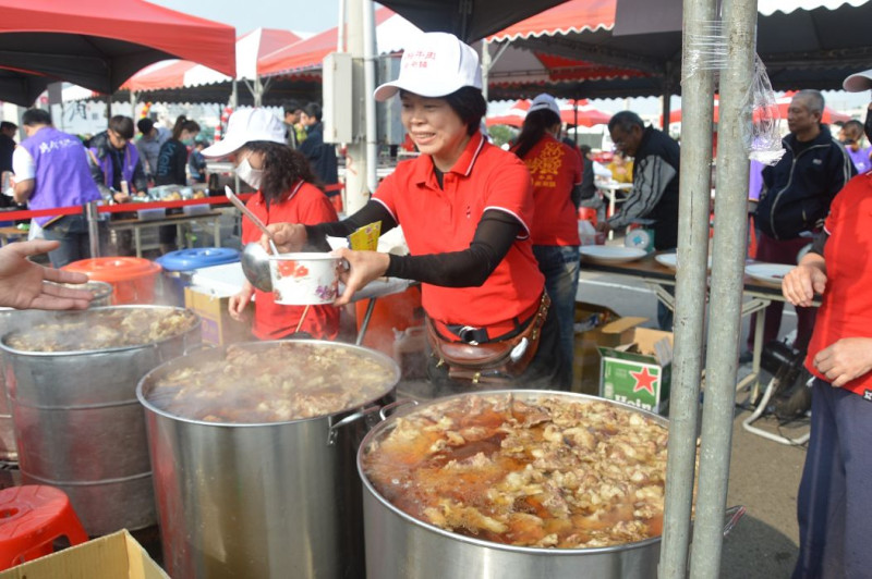 台南清燙牛肉節熱鬧展開，許多知名店家均到場熬煮湯頭料理，香氣四溢。圖：黃博郎/攝   