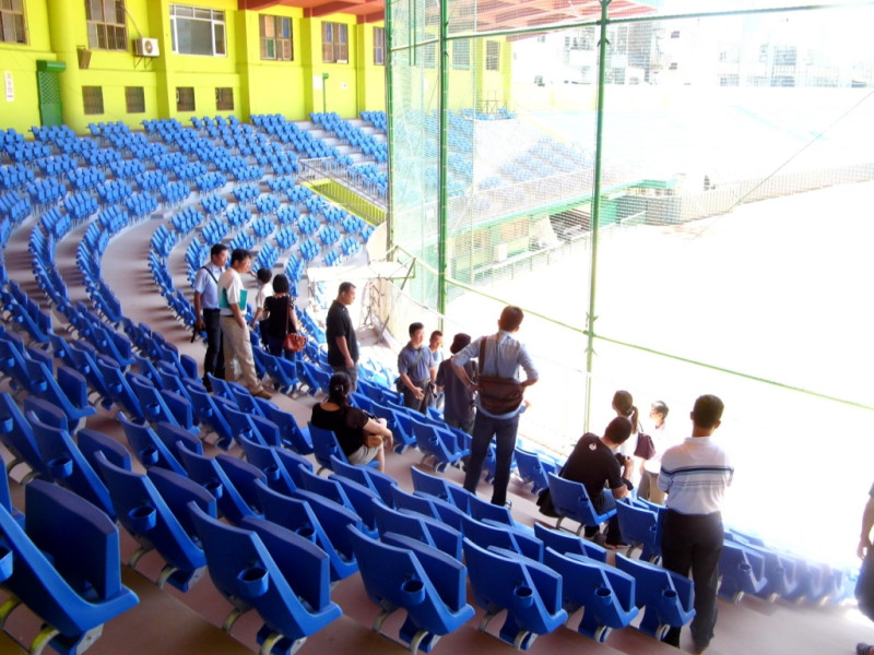 圖說：花2千多萬整修的新竹市立棒球場11月要完工，但新做的1280個座椅太小跟容易割人手，讓廠商頭痛。圖：陳權欣/攝   