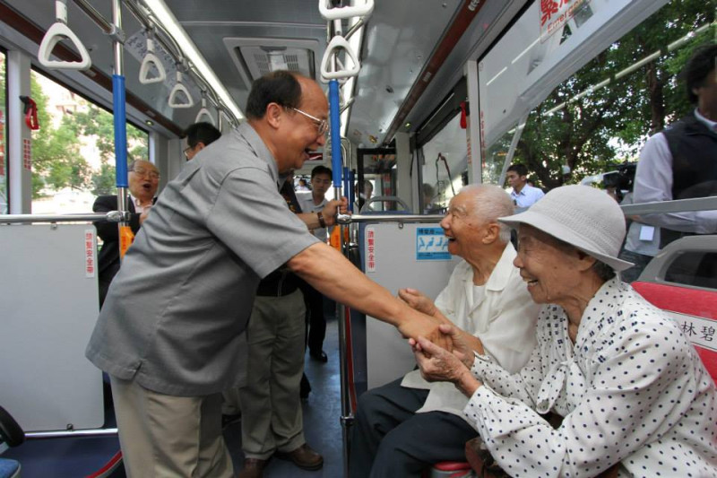 台中市長胡志強的臉書照片中，仍可清楚看見試乘BRT的乘客座位後確實有姓名紙條的存在。圖：翻攝自胡志強 強迷俱樂部粉絲頁。   