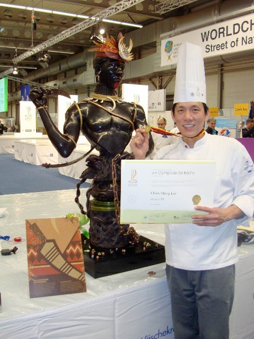 李建生的「勇士」巧克力，在德國參加IKA奧林匹克廚藝國際競賽中，奪得巧克力工藝獎金牌。圖片來源：高雄市議會   