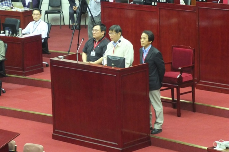 台北市長柯文哲今(15)日被問到會不會送匾額給國民黨總統候選人時，忍不住脫口說出，「我跟朱立倫很好啦！」圖：翁嫆琄/攝   