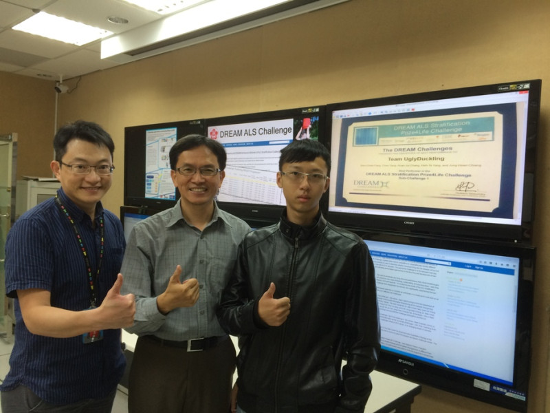 成功大學資訊工程學系教授蔣榮先（中）、楊士德（左）帶領成大團隊楊震（右）等人贏得漸凍人病況發展預測的計算生物醫學程式設計競賽冠軍。圖：成大提供   