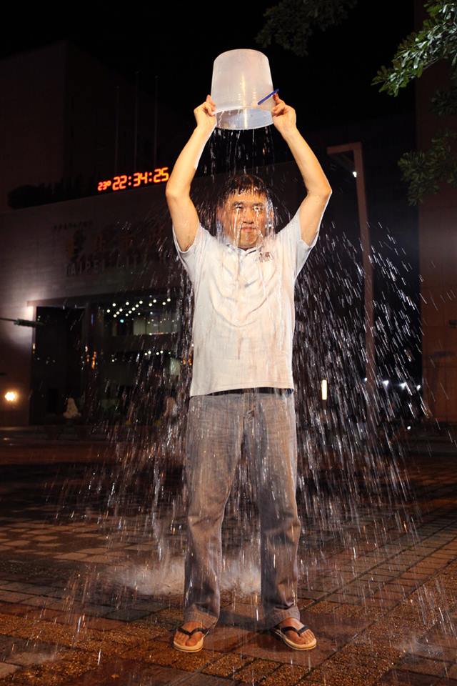 台北市長郝龍斌今(18)日晚間完成冰桶挑戰活動，並點名導演盧貝松、台中市長胡志強及衛福部長邱文達接棒。圖：台北市政府提供。   
