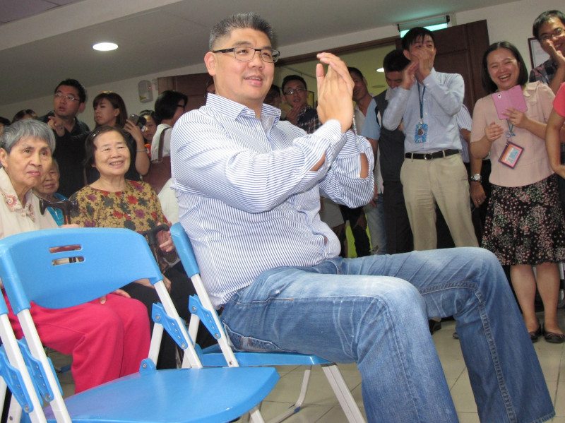 國民黨台北市長候選人連勝文4日質疑柯文哲要尊蔣，那為何要燒中華民國身份證。圖：林朝億/攝   