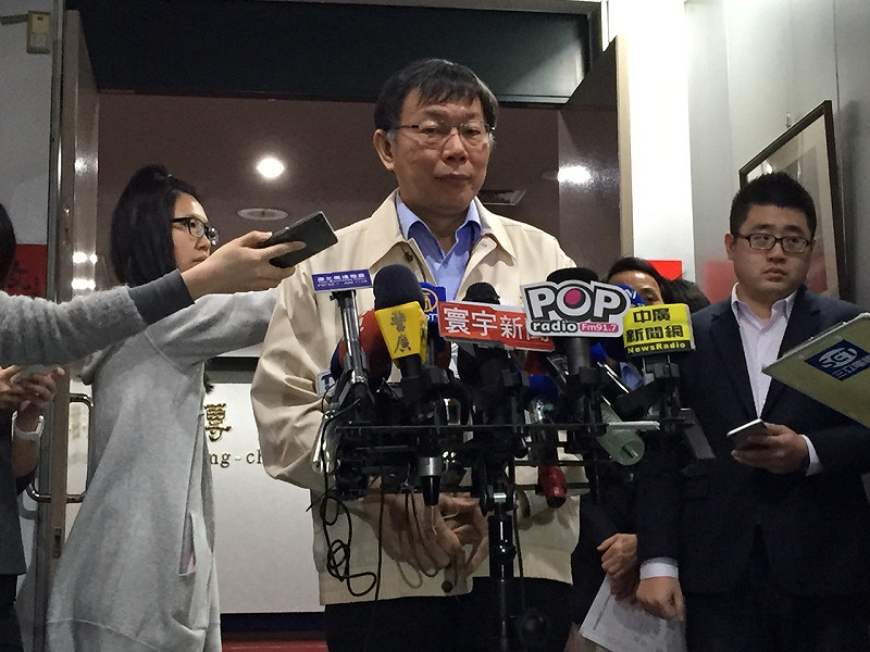 台北市長柯文哲今(15)日上午出席里長座談會前受訪。圖：劉奕霆/攝   