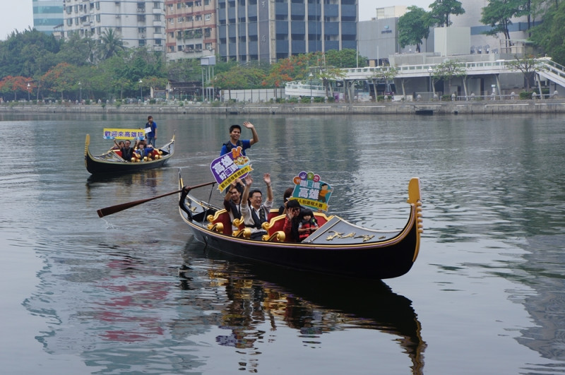 繼蓮池潭全台首座國際級纜繩滑水、興達港海上三鐵重型帆船，愛河也引進貢多拉船，引吭高歌知性浪漫，為遊客消暑。圖2之2：高雄市觀光局   