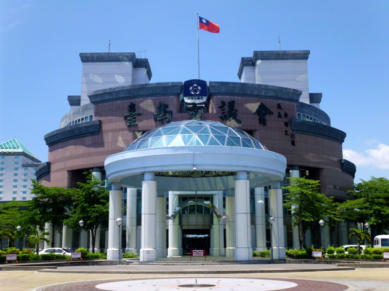台南市議會今（20）日通過臨時提案，決議「建請國防部攻打菲律賓」，捍衛台灣主權，以保護漁民於南海作業安全，成為全台灣第1個做出「喊打」決議的地方議會。圖片來源：翻攝維基百科   