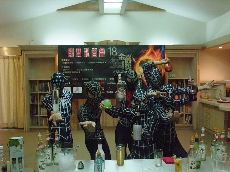 6位蜘蛛人共同展現花式調酒表演，襯托出團體花式調酒的默契。圖片來源：高雄市政府提供。   