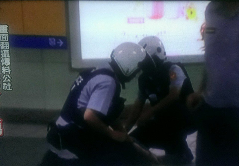 台北捷運中山站20日晚間發生砍人事件，捷運警察當場將持刀者制伏，4人受傷，已送馬偕醫院救治。圖：翻攝電視畫面   