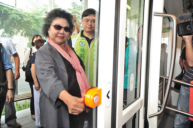 高雄市長陳菊3日率先試乘全台第一條輕軌，希望於農曆年節前正式通車。圖：高雄市政府提供&nbsp;&nbsp;&nbsp;