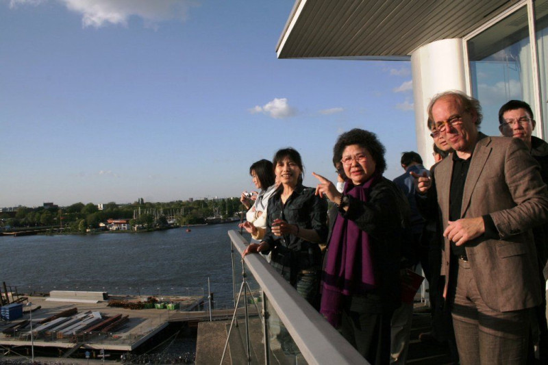 高雄市長陳菊3日率領市府團隊以及多位市議員，前往荷蘭，考察阿姆斯特丹舊港區碼頭水岸更新計畫。圖片來源：高市府提供。   
