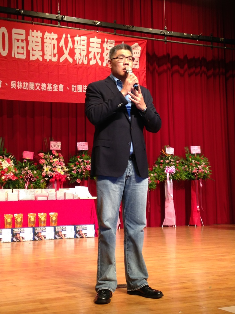 國民黨台北市長參選人連勝文在暫停3天競選行程後，今(4)日下午出席模範父親頒獎典禮，他說父親連戰在家中是嚴父，平時不苟言笑，直到他2010年中槍後，他才知道父親結束行程後回家放聲痛哭，感受到父親對自己的疼愛。圖：劉奕霆/攝   