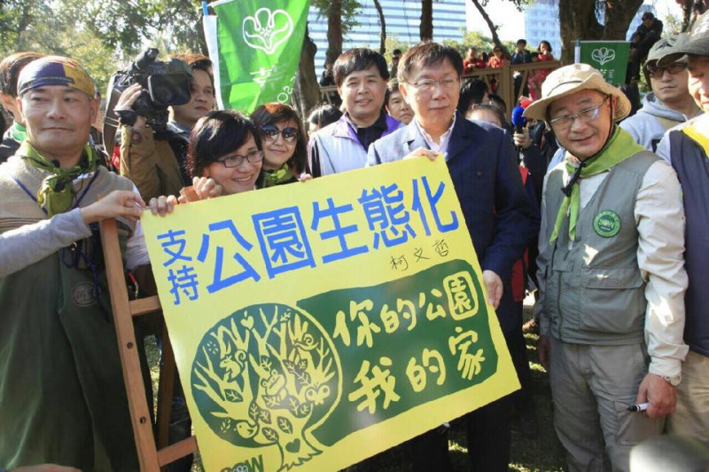 台北市長柯文哲今(24)日上午出席榮星花園公園生態池螢火蟲棲地復育計畫記者會。圖：台北市政府提供   