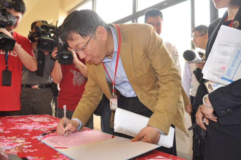 針對慈濟內湖園區撤案一事，台北市長柯文哲今(16)日下午表示，他尊重都市發展委員會和環境保護委員會的專業處理。圖：劉奕霆/攝   