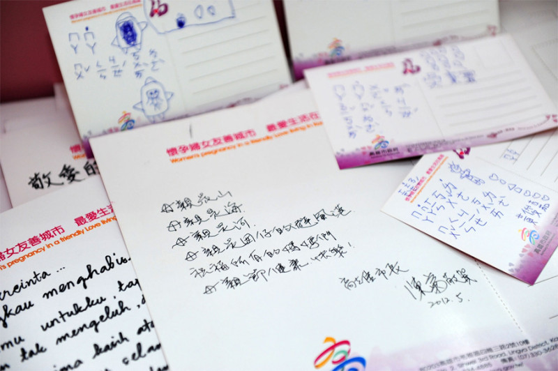 高市府舉辦「把“信”福送給媽咪」活動，市長陳菊與小朋友、新移民姊妹代表一起投遞寫給母親的信。圖片來源：高雄市政府提供。   