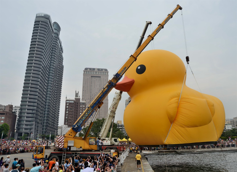 2013年黃色小鴨在高雄光榮碼頭展出1個月，短短時間內就吸引390萬觀光人次，創造10億元商機。   圖：高雄市政府提供（資料照）