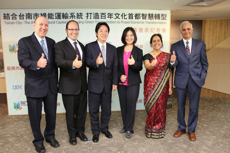 台南市長賴清德（左三）與IBM團隊合影。圖：台南市政府提供   