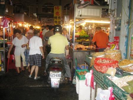 昔日有黃金市場之稱的竹南鎮第二市場，物價猛漲，機車在市場內橫衝直撞，已出現許多空攤位。圖片來源:陳志科攝   