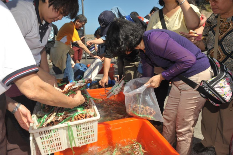 新北市政府準備3千斤的螃蟹供民眾搶購，吸引近千名民眾熱情的採購。圖:陳冠廷攝   