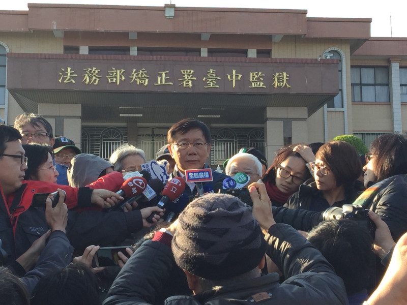 準台北市長柯文哲今(16)日下午前往培德監獄探視陳水扁，他認為以阿扁目前的情況來看，組醫療團隊也沒有意義。圖：劉奕霆/攝。   