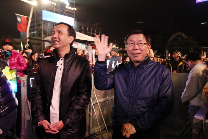 台北市長柯文哲與新北市長朱立倫昨(31)日晚間一起在台北市政府前廣場，和現場超過118萬的人潮度過2014年，一同迎接2015；2人在台下還玩起自拍。圖：台北市政府提供   