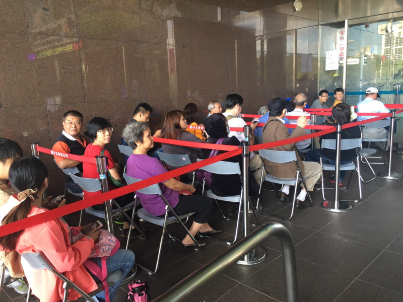台北市政府觀傳局加碼製作嗡嗡包和蜜蜂毛巾，14日上午在市府一樓販售，民眾一早就排隊等著購買。圖：劉奕霆/攝   