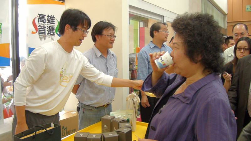 高雄市政府投資的第2家物產館開幕，市長陳菊到場，並試喝酵素飲料。圖片:金名/攝   