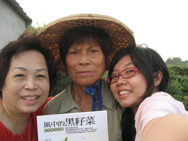 陳小雅(右)在田裡找到新吉里里長的太太(圖中)。她們就坐在田邊一起看這本書，懷念里長的種種，並念給她聽一段給里長的感謝詞。圖片來源:高丹華提供   