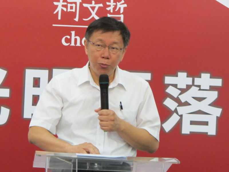 在野陣營台北市長候選人柯文哲18日發表「光明磊落」聲明，並公布所有所得稅相關資料。圖：林朝億/攝   