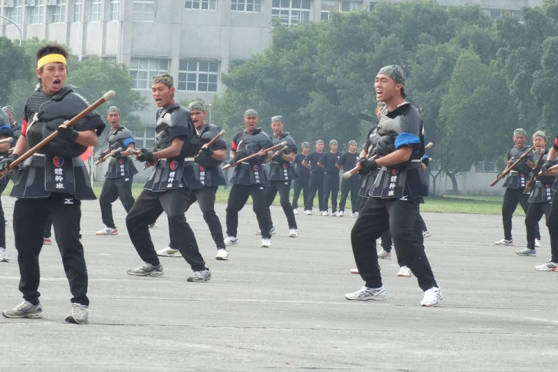 國軍3項基本體能競賽開賽，陸軍步校體幹班在開幕式中操演刺槍術。圖片來源：陸軍步校提供。   