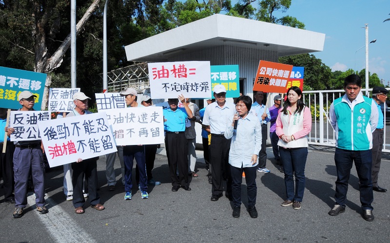 中油遷廠不遷油糟，曾引起後勁居民不滿舉牌抗議。圖：市議員李柏毅提供   