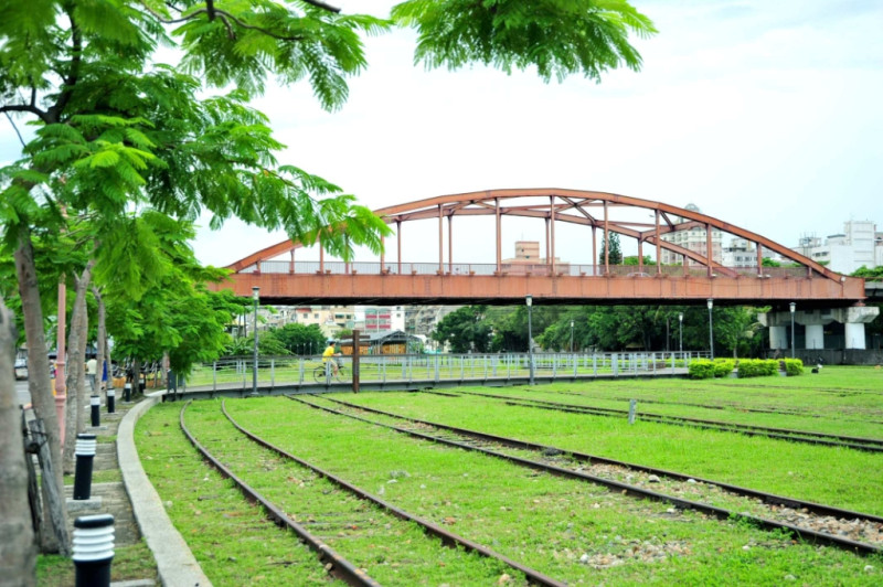 公園陸橋引道拆除，改建後觀景平台，不僅是鐵道文化園區內的一景，由觀景台上也可飽覽高雄港風光。圖片來源：高雄市政府提供   