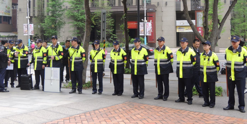 警方對於台聯祕書長林志嘉號召民眾到新北市政府靜坐的活動不敢大意，也調派數10名的警力戒護，以防萬一。圖2之2：陳冠廷/攝   