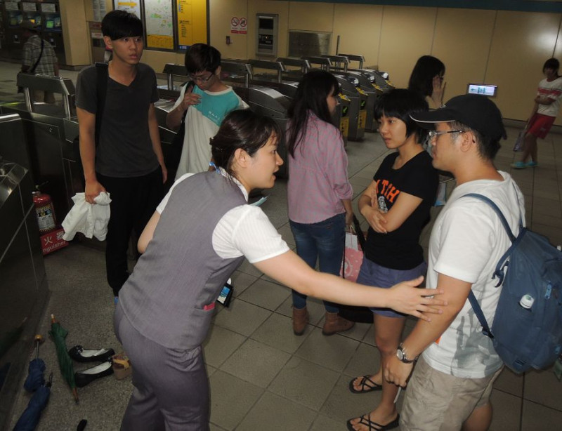 民眾對於台北捷運危急處理的SOP非常不滿，尤其遺留在列車上的東西，無法在第一時間取回。圖2之2：陳冠廷/攝   