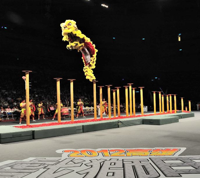 「2012高雄戲獅甲」獅王大賽14日在高雄巨蛋登場。最受注目的則是醒獅「飛高樁」競技。圖：高雄市政府提供   