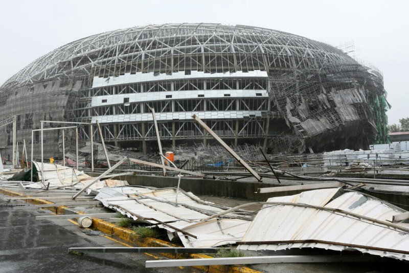大巨蛋工地在蘇迪勒颱風期間出現屋頂鐵皮飛落情形，前後共有高達8片鐵皮被吹出工地以外的區域。圖：台北市政府提供   