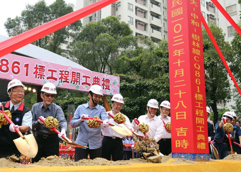 行政院長江宜樺、新北市長朱立倫、台北市長郝龍斌及多位立委、市議員，今（28）天一起出席「捷運萬大－中和－樹林線中和站開工典禮」。圖：陳冠廷/攝   