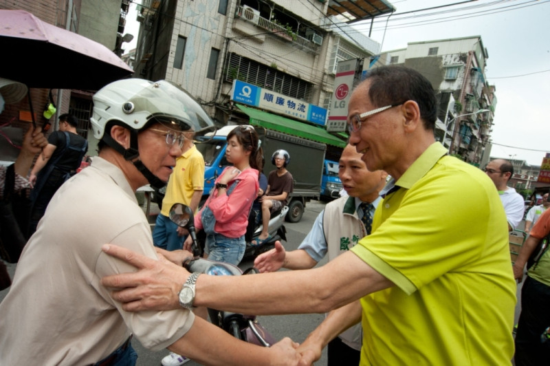 新北市長候選人游錫堃4日前往樹林區的育英市場拜票，游錫堃強調，競選新北市長的政見最主要是市政議題，如果是競選總統的話，就一定會將台獨納入政見。圖：陳冠廷/攝   