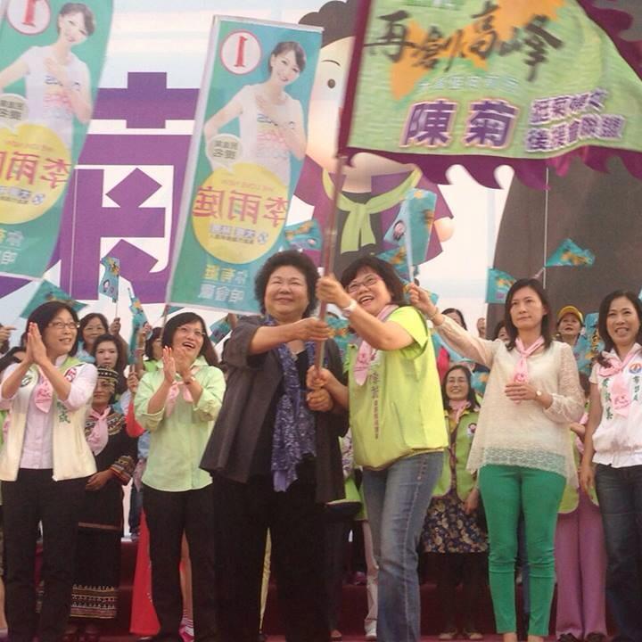 前高雄市法制局長許銘春(握競選旗子者)11日宣布投入民進黨高雄市左營、楠梓地區立委初選。圖：翻攝自許銘春臉書   