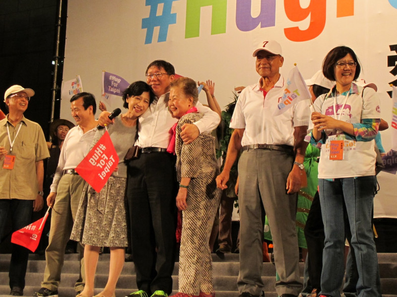 柯文哲23日在台北市府廣場演講後，擁抱母親與太太。圖：林朝億/攝影   