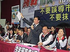 高雄市議會議長許崑源（前右3）19日為議會刪除市府預算舉辦說明會，批評市府抹黑議會等，並邀請市長陳菊辯論預算案。圖：中央社   