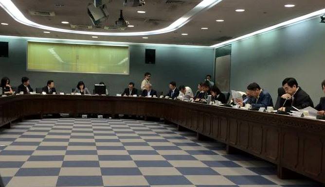 台北市政府市政顧問洪智坤今(26)日下午在臉書上發文，指出大陸工作小組正在開會當中，也可看見小組委員名單。圖：翻攝自洪智坤臉書   