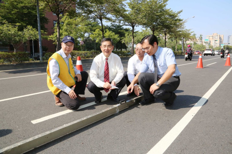 為打造明亮安全的道路，讓台南市民安全回家，市府從縣市合併以來陸續投入14億，總共改善63條道路、長度達115公里。圖：黃博郎/攝   