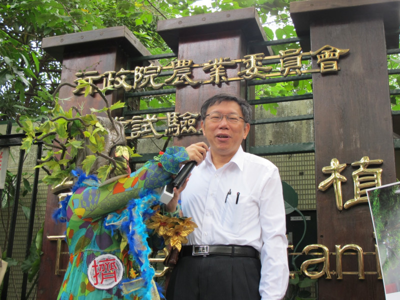 柯文哲13日上午前往植物園，視察人行道樹木種植、養護情形。圖：林朝億/攝   