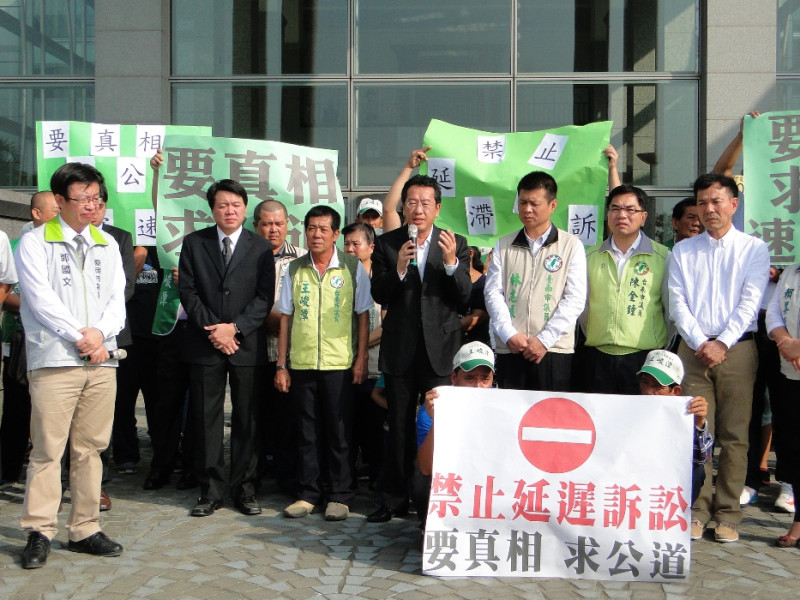 大批民進黨籍公職人員、支持者會同律師顧立雄（右4）赴台南地院舉行「要真相，求公道」記者會。圖：黃博郎/攝   