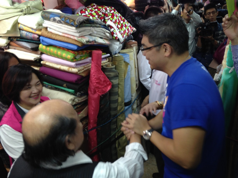 國民黨台北市長候選人連勝文今(25)日上午到迪化街永樂市場拜票。圖：劉奕霆/攝。   