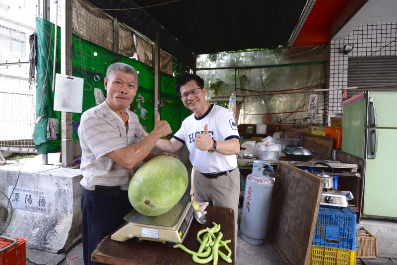 林佳龍今天到潭子市場掃街拜票。圖：林佳龍辦公室提供   