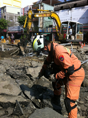 高雄氣爆造成重大死傷，災區現場綿延數公里，搜救隊持續在災情嚴重的三多路上搜索。圖：中央社   