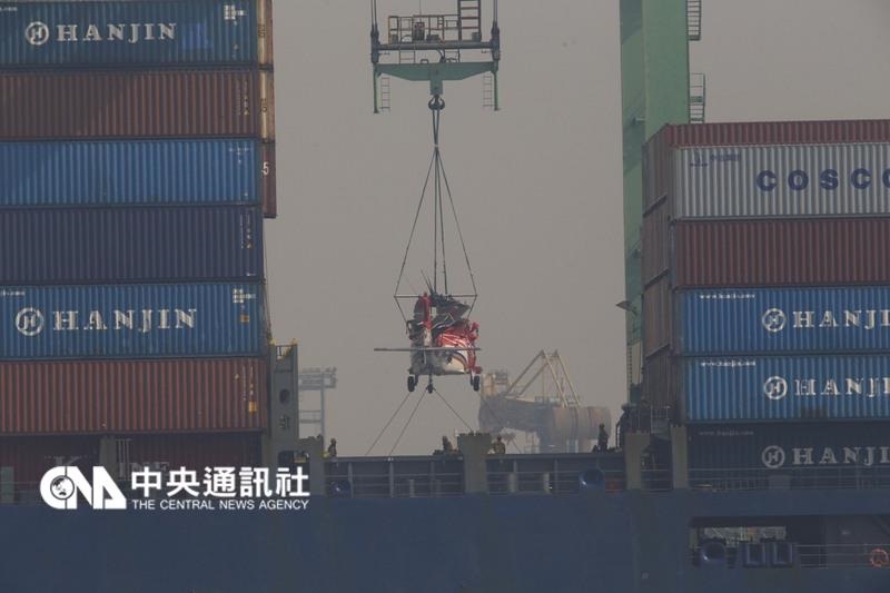 台灣向美國採購的救災黑鷹直升機，17日運抵高雄港，由軍方與碼頭工作人員進行吊掛卸載和組裝作業。圖：中央社   