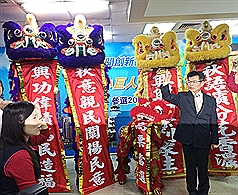 行政院政務委員楊秋興（右）24日以「勇敢承擔 開創新高雄」為題，宣布參選高雄市長。圖：中央社   